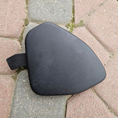 Obudowa osłona fotela kierowcy lewa plastik Opel Corsa F 9824524180