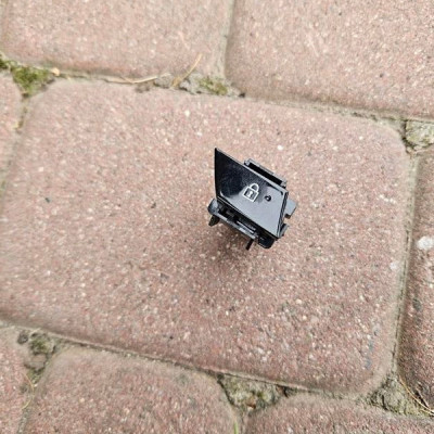 Przycisk przełącznik zamka centralnego Opel Corsa F 96168060 NHM96168060