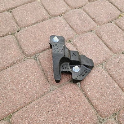 Gąbka wygłuszenie podszybia lewe absorber Opel Corsa F 9824773080