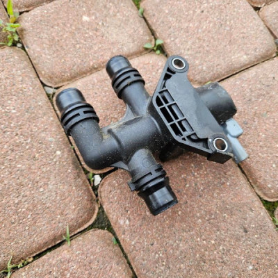 Zawór wody elektrozawór pompka wody Opel Corsa F Peugeot 208 9829266280