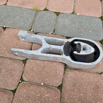 Uchwyt mocowanie łapa skrzyni biegów Opel Corsa F Peugeot 208 9826527880