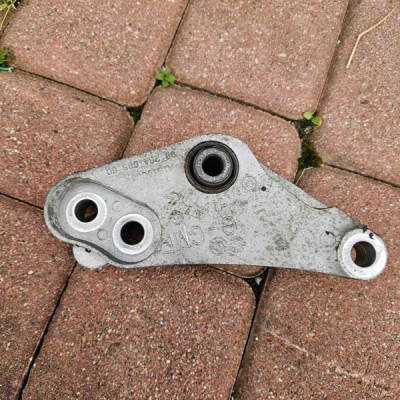 Uchwyt mocowanie łapa skrzyni biegów Opel Corsa F Peugeot 208 9826468580