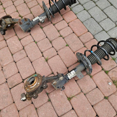 Mcperson Amortyzator zwrotnica prawy Opel Corsa F Peugeot 208 9834850080