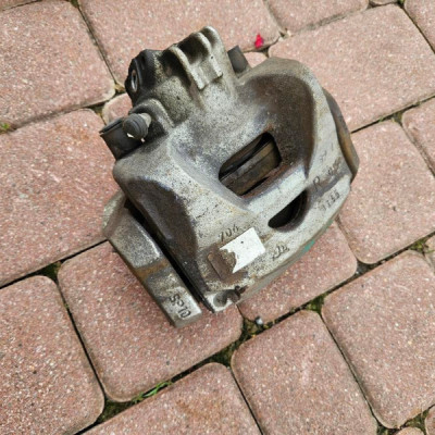 Zacisk przód przedni prawy jażmo Opel Corsa F Peugeot 208 9834627880