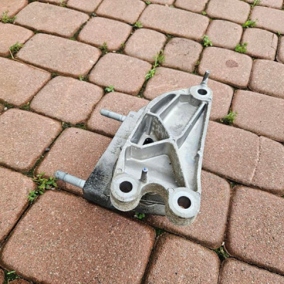 Łapa poduszka silnika 9826533880 Opel Corsa F Peugeot 208