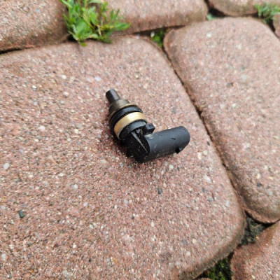 Czujnik temperatury płynu Opel Corsa F Peugeot 208 9819654480