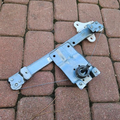 Podnośnik szyby tył tylny prawy korba Renault Clio 4 IV 827003722R