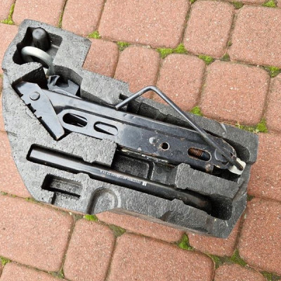 Zestaw naprawczy koła klucz podnośnik wkrętka Opel Corsa D