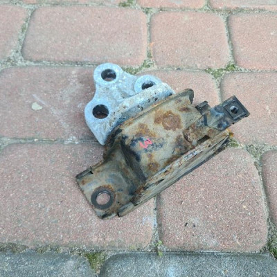 Poduszka łapa silnika 1.3CDTI Opel Corsa D 13130742