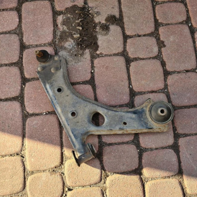 Wahacz przód przedni prawy sworzeń Opel Corsa D