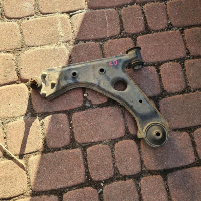 Wahacz przód przedni lewy sworzeń Opel Corsa D
