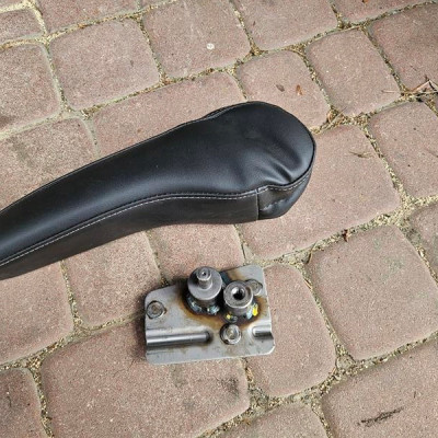 Podłokietnik fotela kierowcy mocowanie wspornik Opel Mokka MOKKA X