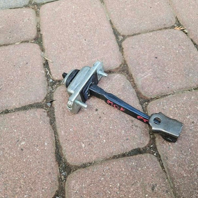 Ogranicznik drzwi tył tylny LEWY / PRAWY Opel Mokka MOKKA X