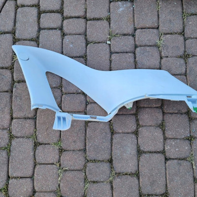 Plastik obudowa bagażnika słupka podsufitki Opel Crossland 39115282
