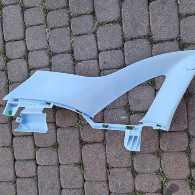 Plastik obudowa bagażnika słupka podsufitki Opel Crossland 39115281