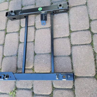 Uchwyt mocowanie podstawa fotela prawe Opel Crossland 39180528