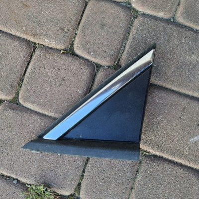 Trójkąt błotnika wykończenie lewe trujkat Opel Crossland X 13482333