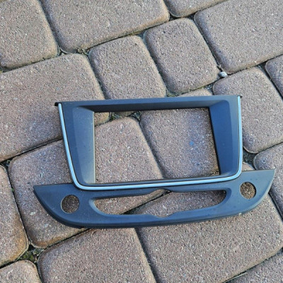 Plastik obudowa osłona radia nawigacji Opel Crossland X 39137997