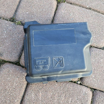 Obudowa osłona bezpieczników dekielek Opel Crossland X 9671924480