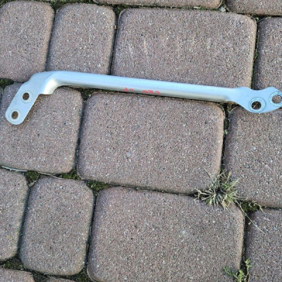 Wspornik mocowanie pas przedni lewy okular Opel Crossland X 39024254