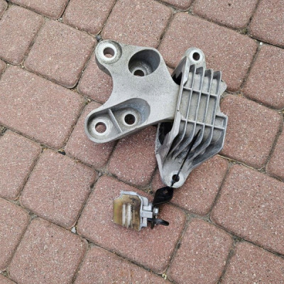 Łapa poduszka silnika 2.0T uszkodzona Opel Insignia B 84080177
