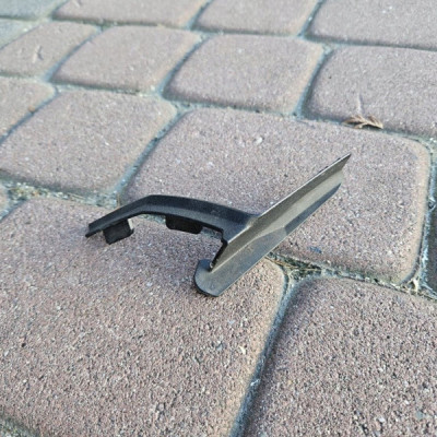 Uchwyt zakończenie podszybia słupka maski prawe Opel Insignia B