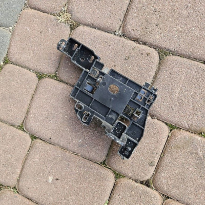 Uchwyt mocowanie bezpieczników podłóżnicy Opel Crossland X 9813085580