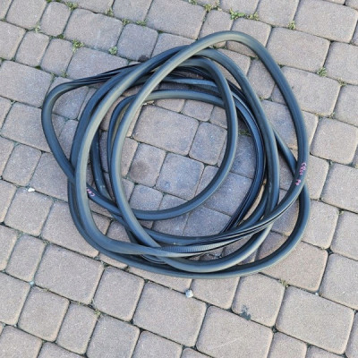 Uszczelka drzwi tył tylna karoseryjna LEWA / PRAWA Opel Crossland X