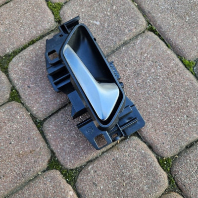 Klamka drzwi przód tył prawa boczka wnętrza Opel Crossland X 13484998