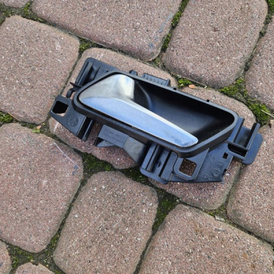 Klamka drzwi przód tył lewa boczka wnętrza Opel Crossland X 13484999