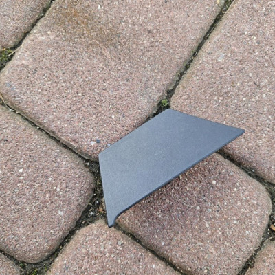 Plastik obudowa osłona wnętrza prawy przód boczka Opel Crossland X 13498087