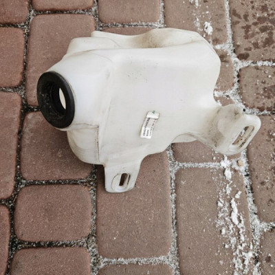 Zbiorniczek spryskiwaczy pompka płynu Opel ADAM 13354363