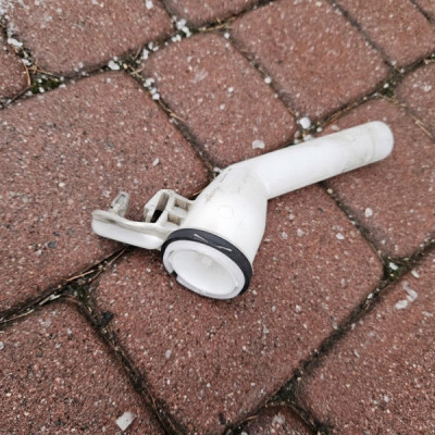 Rurka wlew wlewu spryskiwaczy Opel ADAM 13354364