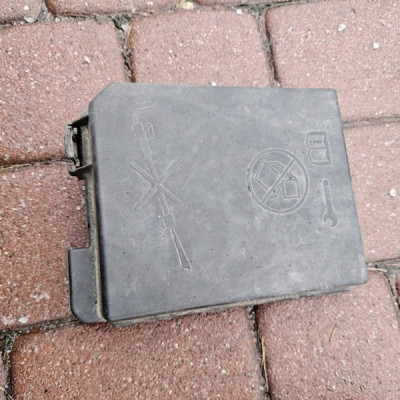 Podstawa bezpieczników obudowa plastik osłona przykrywka Opel ADAM 95514834