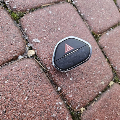 Przełącznik włącznik przycisk AWARYJNYCH Opel ADAM 13363976