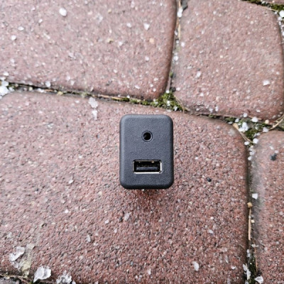 Gniazdo USB złącze AUX Opel ADAM 25832462