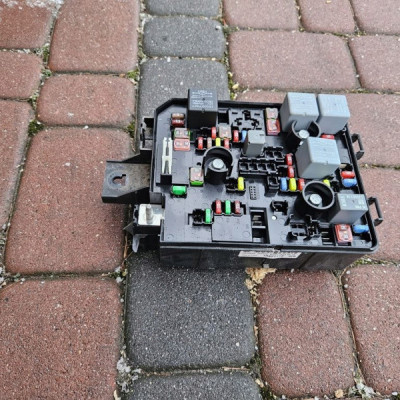 Skrzynka bezpieczników BSI moduł bezpieczniki Opel ADAM 13371118