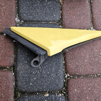 Trójkąt błotnika prawy błotnika Opel ADAM 13365626 Z40Q