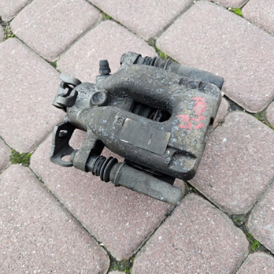 Zacisk tył tylny prawy jażmo linka ręczny Opel Crossland X