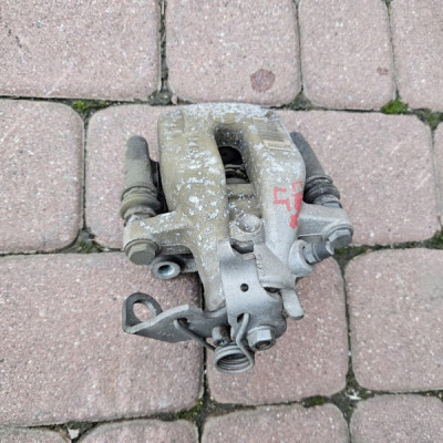 Zacisk tył tylny lewy jażmo linka ręczny Opel Crossland X