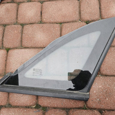 Szyba tył tylna karoseryjna jasna prawa Opel Crossland X 2019r