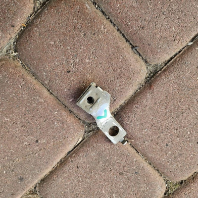 Uchwyt mocowanie wpornik błotnika dolny lewy Opel Crossland X