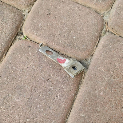 Uchwyt mocowanie wpornik błotnika dolny prawy Opel Crossland X