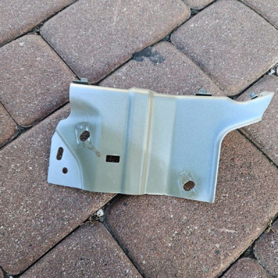 Uchwyt mocowanie wpornik błotnika prawy Opel Crossland X 39018600