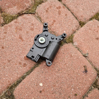 Silniczek nagrzewnicy klapek dmuchawy VW Golf VII 5Q0907511J T1032215EA