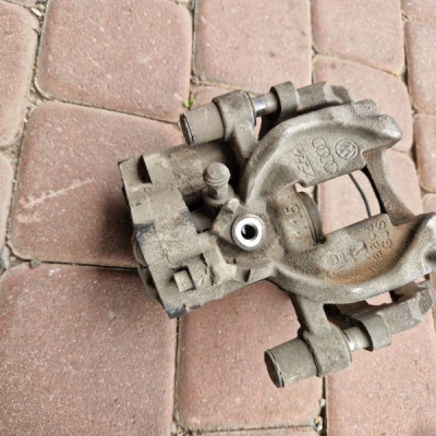 Zacisk tył tylny lewy elektryczny jażmo VW Golf VII 5Q0615405AM