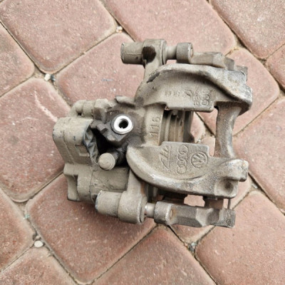 Zacisk tył tylny prawy elektryczny jażmo VW Golf VII 5Q0615406BG