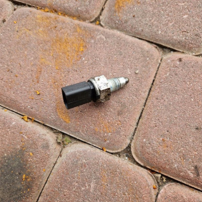 Czujnik skrzyni biegów cofania świateł włącznik VW Golf VII 02K945415K