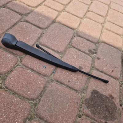 Ramie pióro wycieraczka tył tylna klapy VW Golf VII 6R6955707B