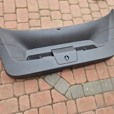 Obudowa osłona klapy tył tylna HB tapicerka VW Golf VII 5G6867605B